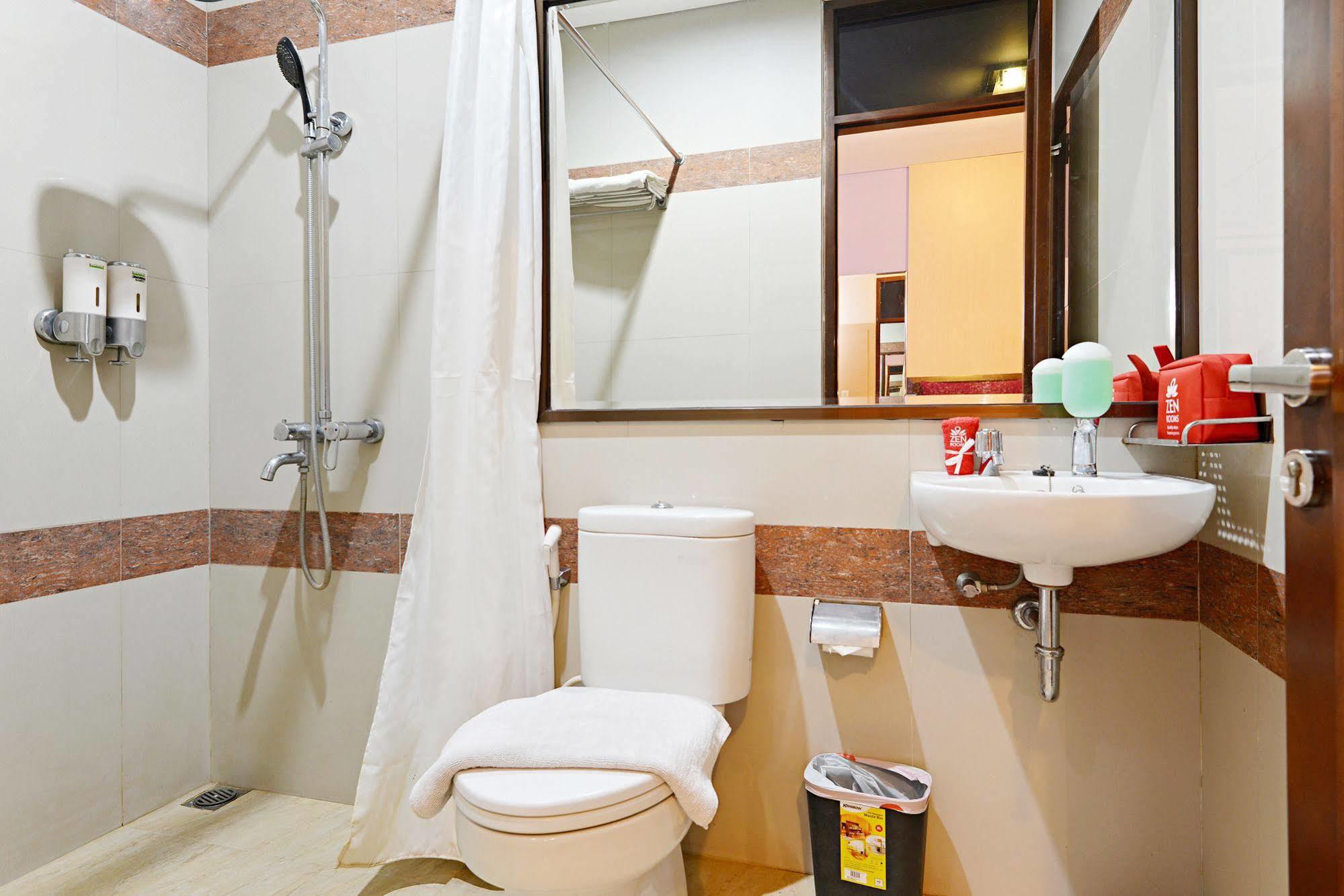 Zen Rooms Riau Natuna Bandung Buitenkant foto